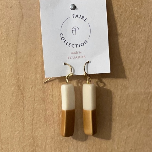 Earrings - Picture 1 of 3